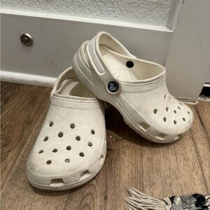 Kid crocs white j 2